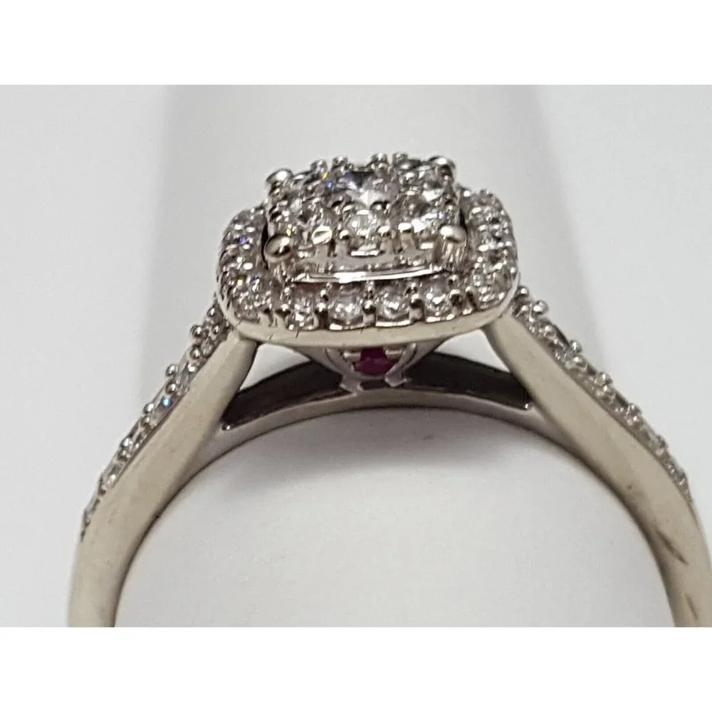Beautiful 10K Karat Solid White Gold Designer Diamond Cluster Ring - Size 7